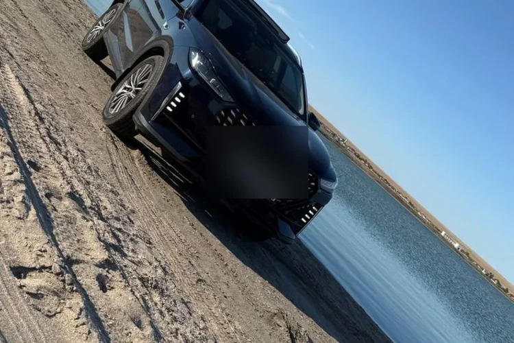 Jetour X70 Plus на песчаном берегу