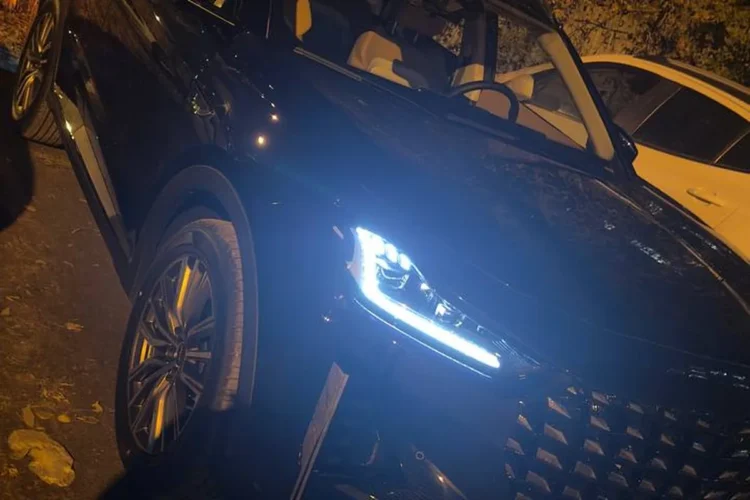 Jetour X70 Plus ночью с включёнными дневными огнями