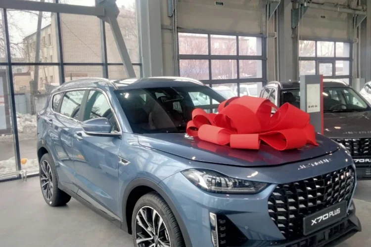 Jetour X70 Plus с бантом в автосалоне