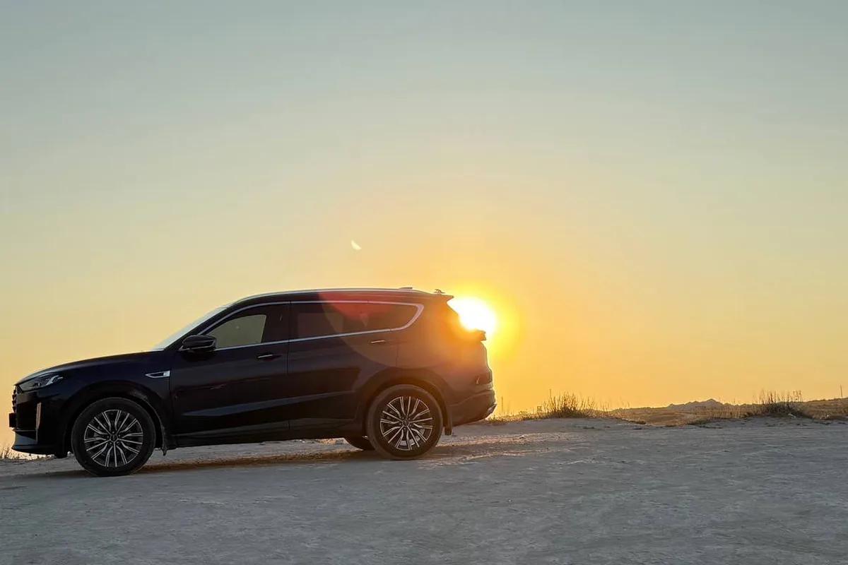 Jetour X70 Plus на берегу на закате