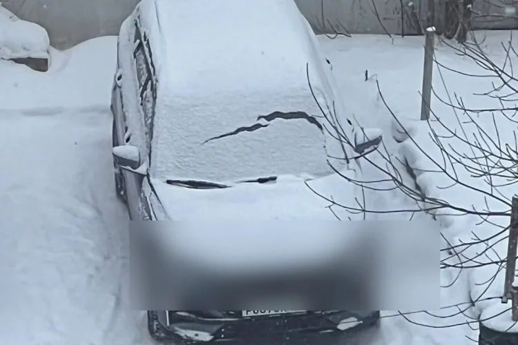 Jetour X70 Plus под снегом, вид спереди