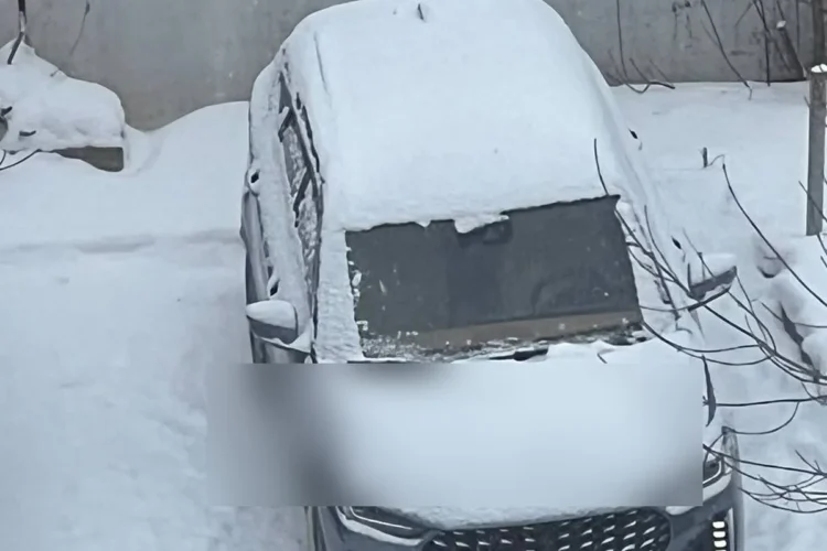 Оттаявший от обогрева участок лобового стекла Jetour X70 Plus