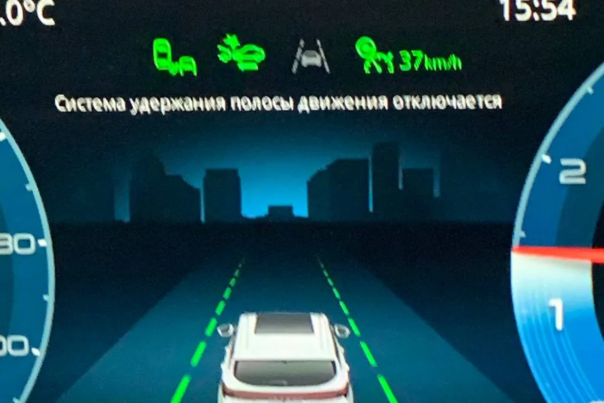Приборная панель с сообщением об отключении системы удержания полосы
