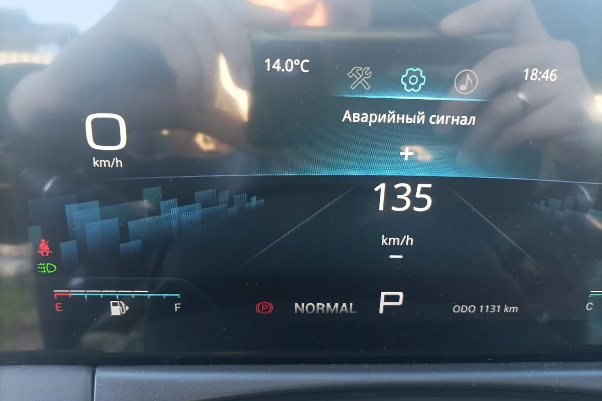 Приборная панель Jetour X70 Plus с сообщением об аварийном сигнале и значением 135