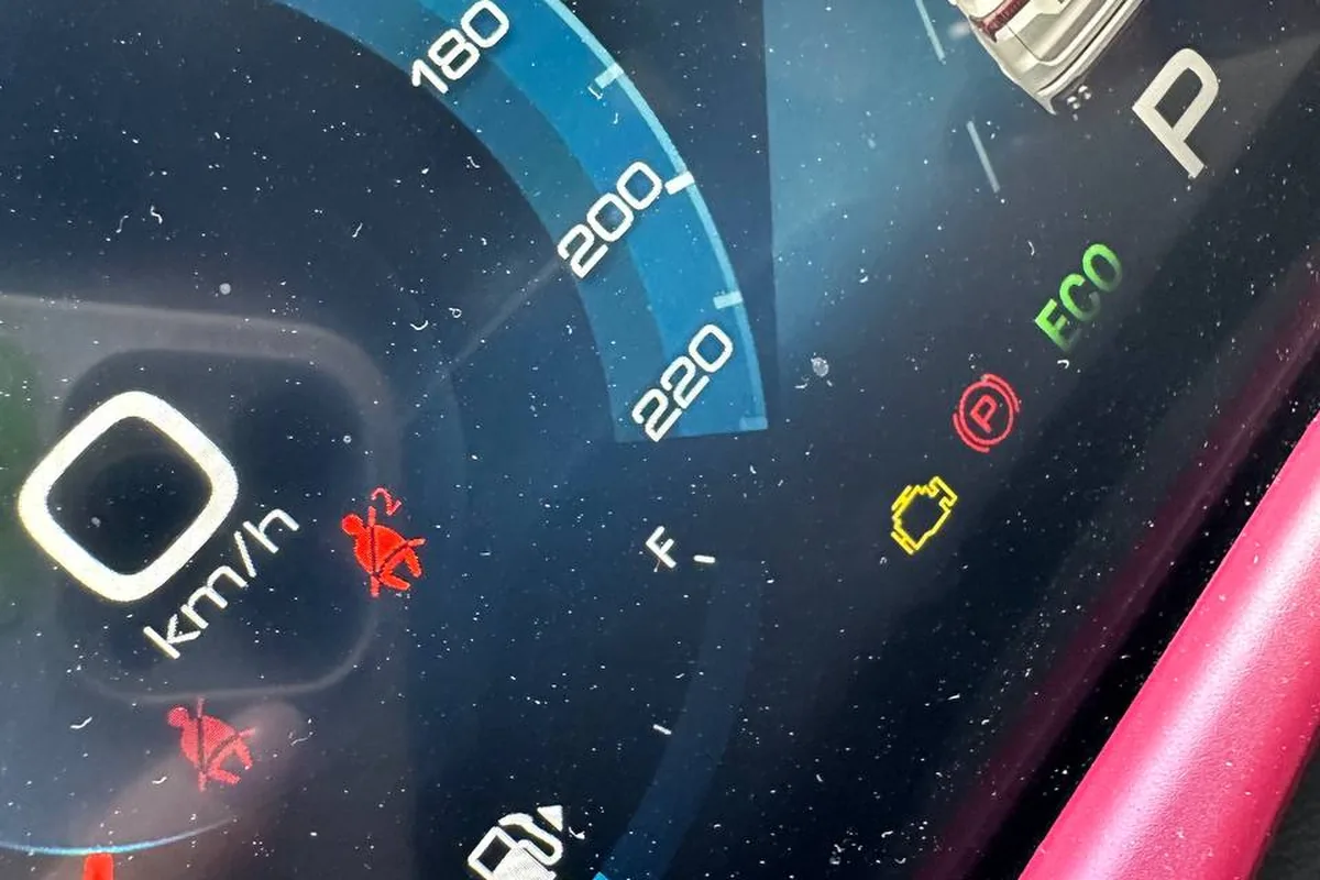 Приборная панель Jetour X70 Plus с загоревшимися красными индикаторами