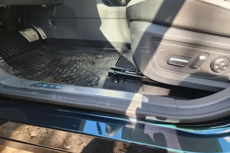 Накладка порога и основание сиденья Jetour X70 Plus со снятым ковриком
