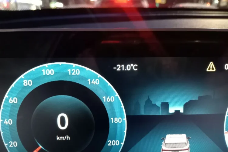 Приборная панель Jetour X70 Plus при минус двадцати одном