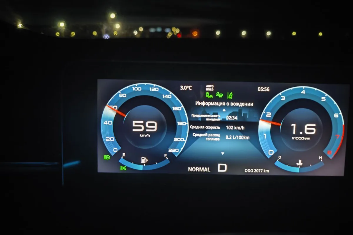 Приборная панель Jetour X70 Plus со средней скоростью 102 км/ч и расходом 9,2 литра