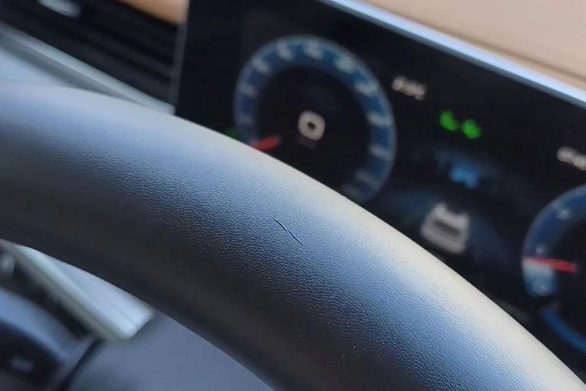 Светлый салон Jetour X70 Plus с приборной панелью и рулём