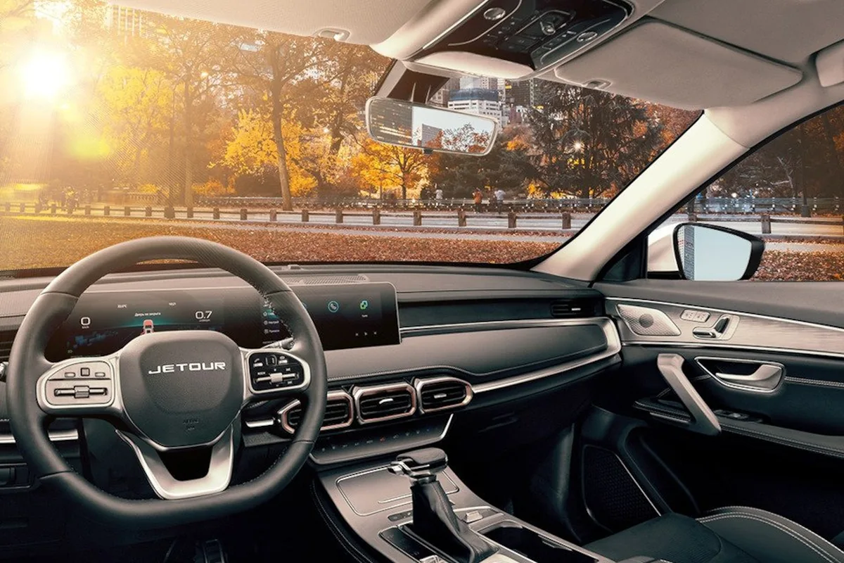 Салон Jetour X70 Plus со стороны водителя при дневном свете