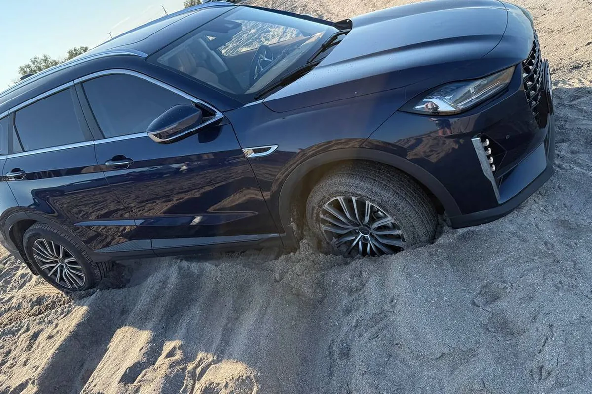 Jetour X70 Plus застрял передними колёсами в песке