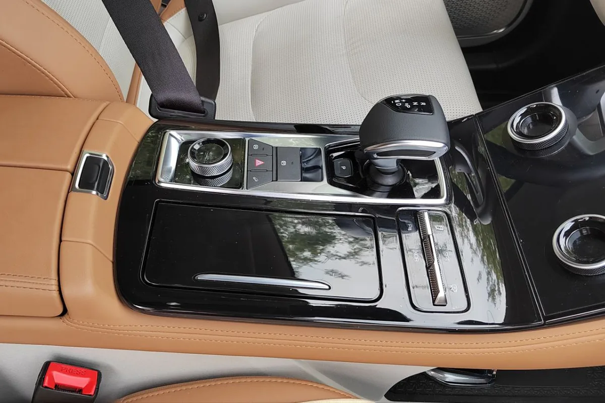 Центральный тоннель Jetour X70 Plus с селектором коробки и бежевой отделкой