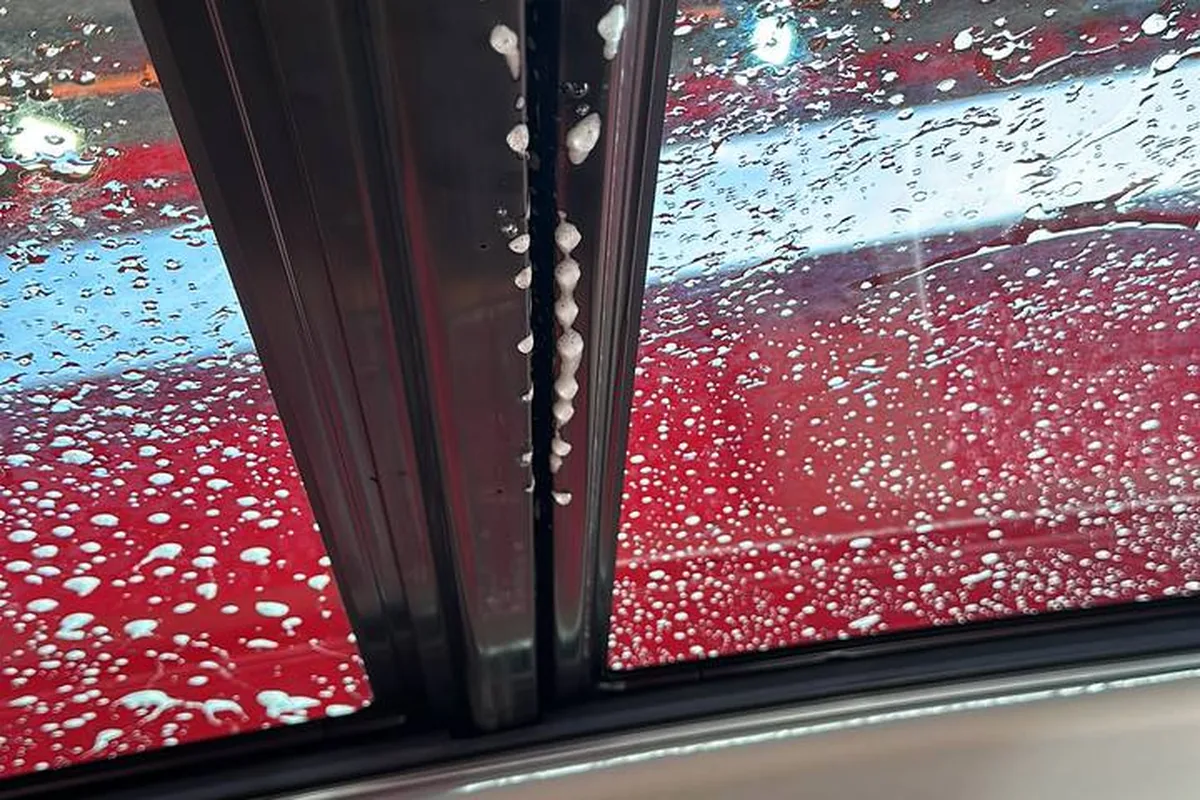 Вода в проёме двери Jetour X70 Plus после мойки