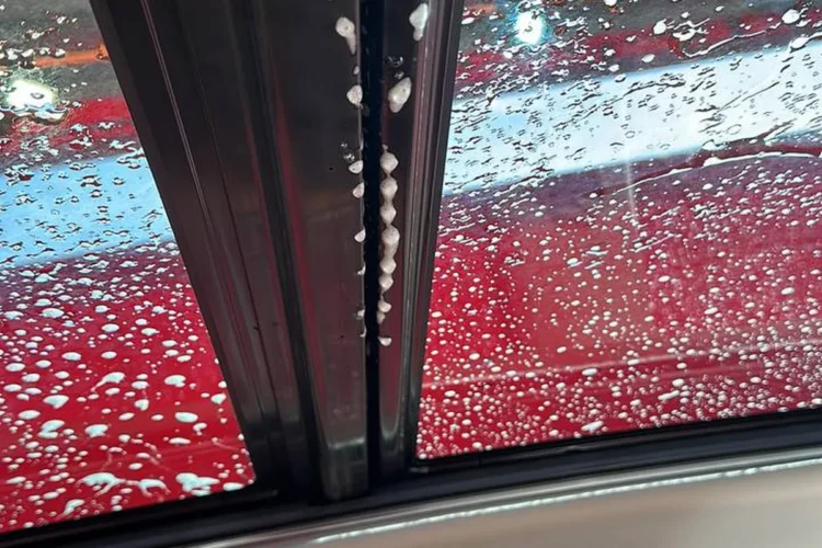 Вода в проёме двери Jetour X70 Plus после мойки