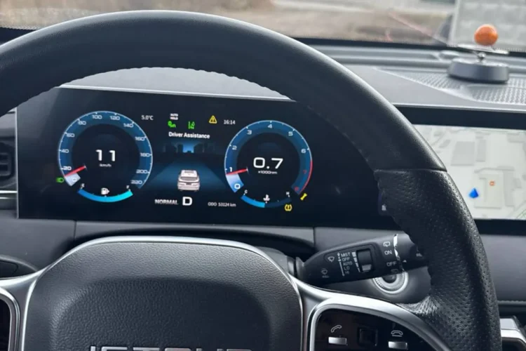Вид с места водителя Jetour X70 Plus на приборную панель и дорогу
