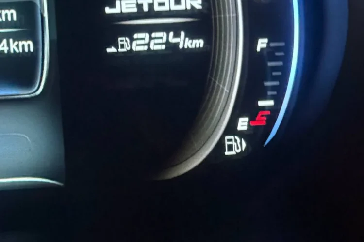 Приборная панель Jetour X70 Plus с запасом хода 224 километра