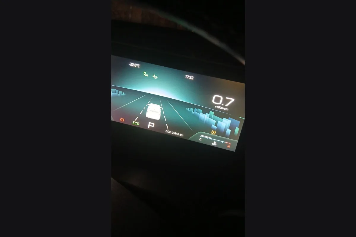 Приборная панель Jetour X70 Plus на холостых в мороз с низкой температурой двигателя