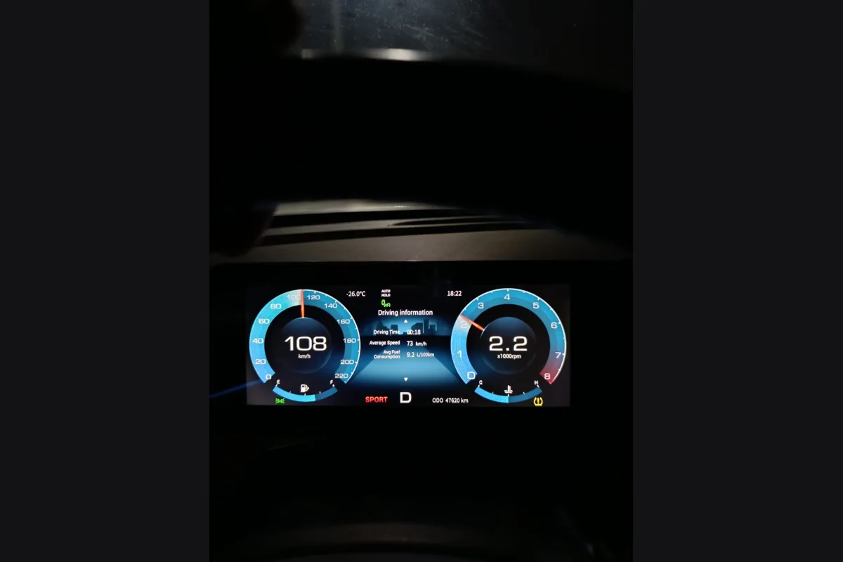Приборная панель Jetour X70 Plus на трассе при −26 °C, скорость 108 км/ч