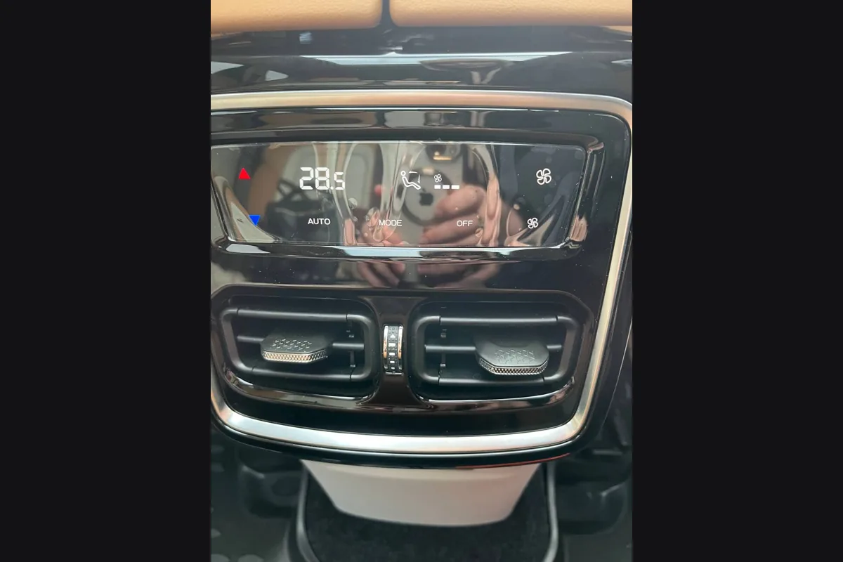 Панель заднего климата Jetour X70 Plus с температурой 28,5 градуса