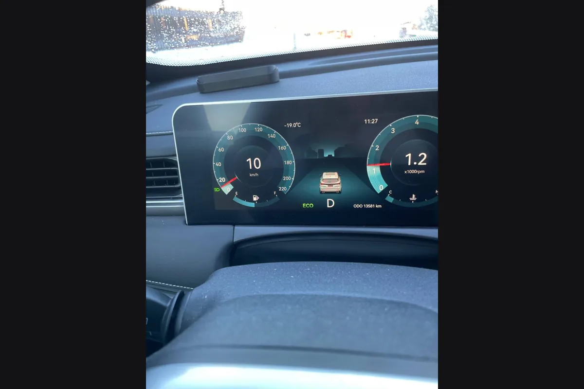 Приборная панель Jetour X70 Plus после запуска при −23 °C в Санкт-Петербурге