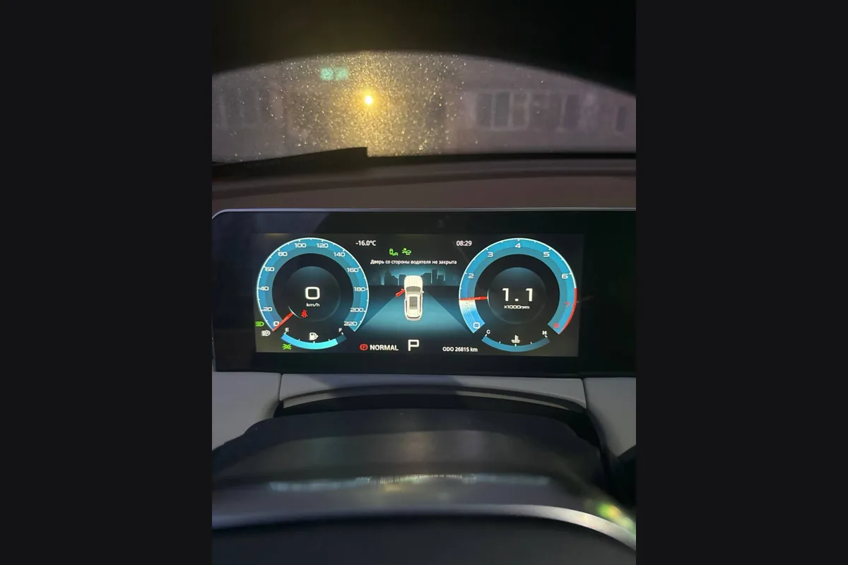 Приборная панель Jetour X70 Plus после тяжёлого утреннего запуска в мороз