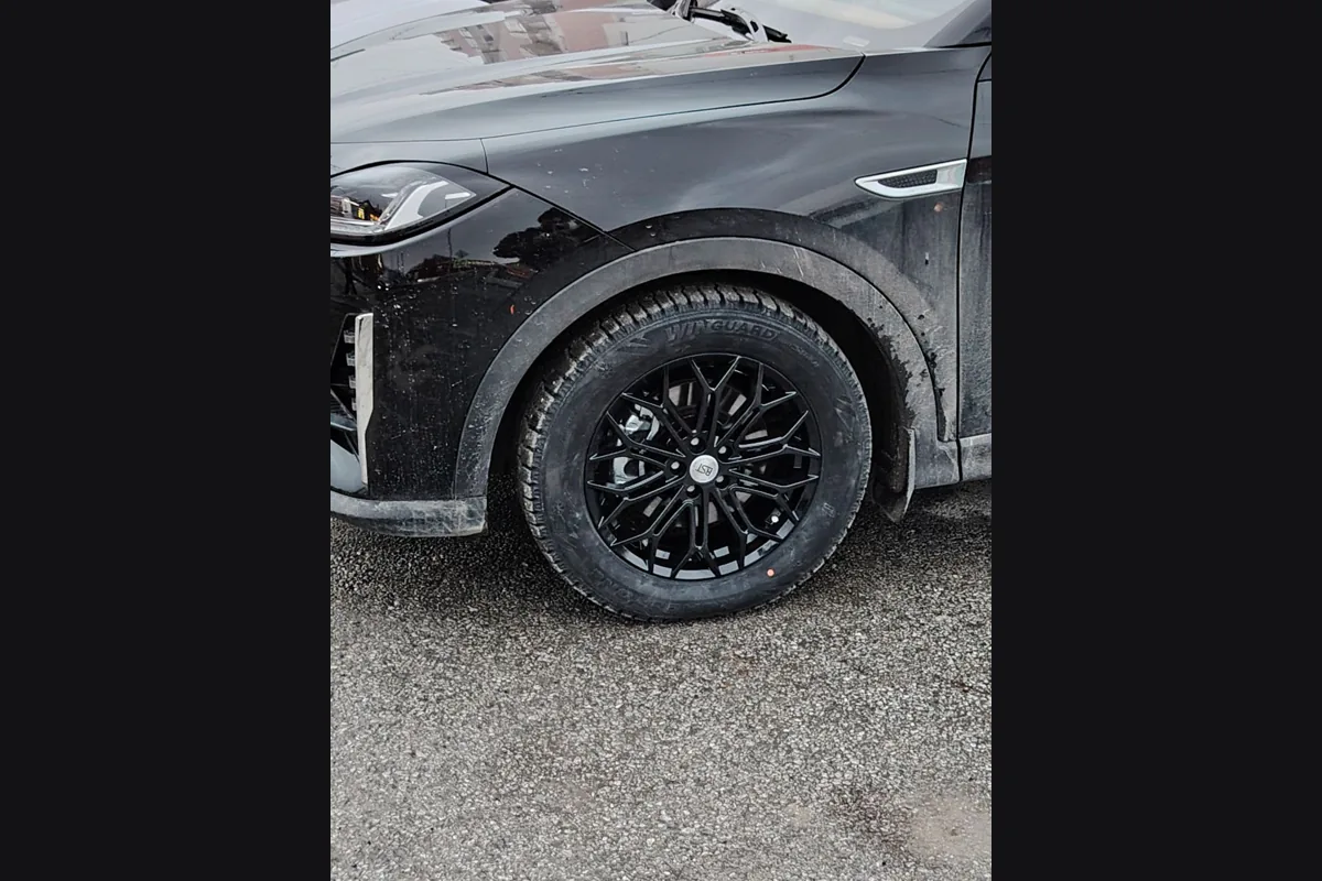 Jetour X70 Plus на зимних колёсах R18 с чёрными дисками
