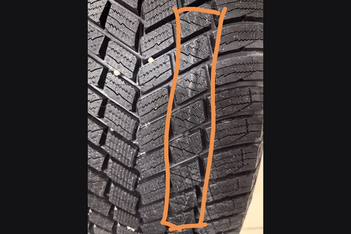 Протектор зимней шины Pirelli на Jetour X70 Plus с отмеченным дефектом