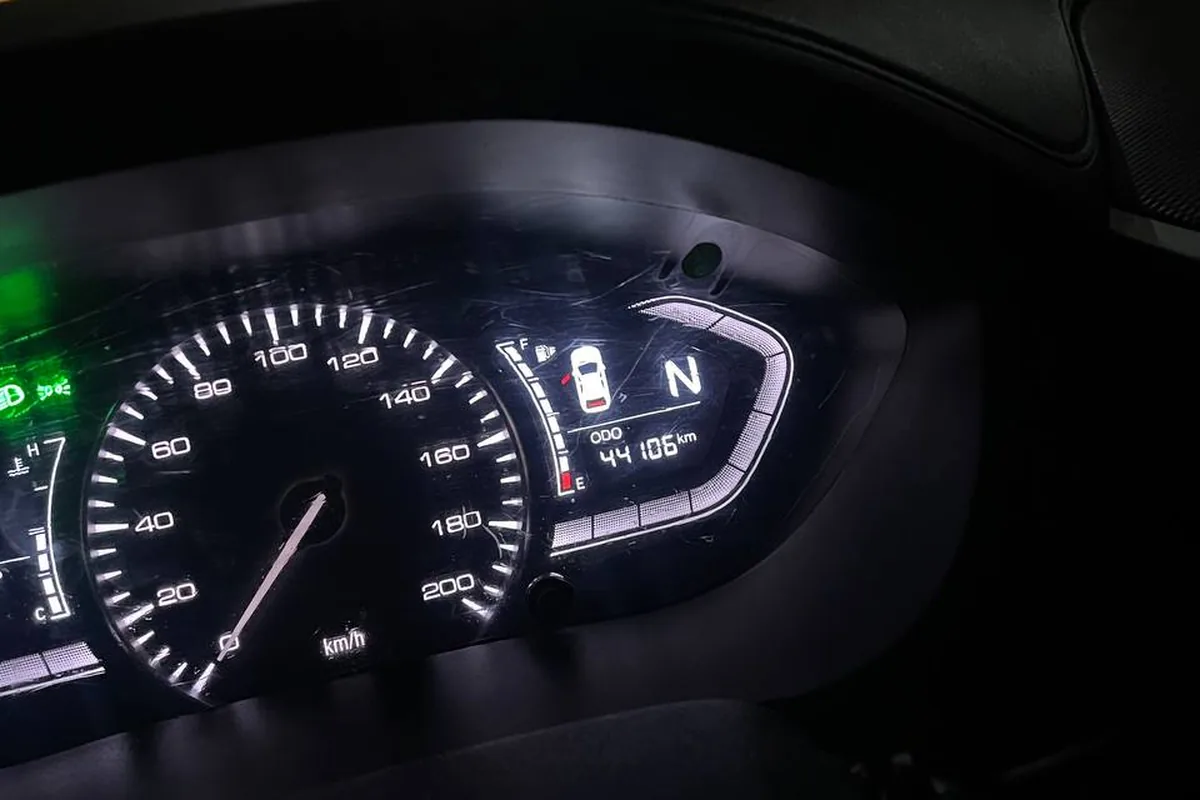 Приборная панель Changan Alsvin ночью: значок открытого багажника