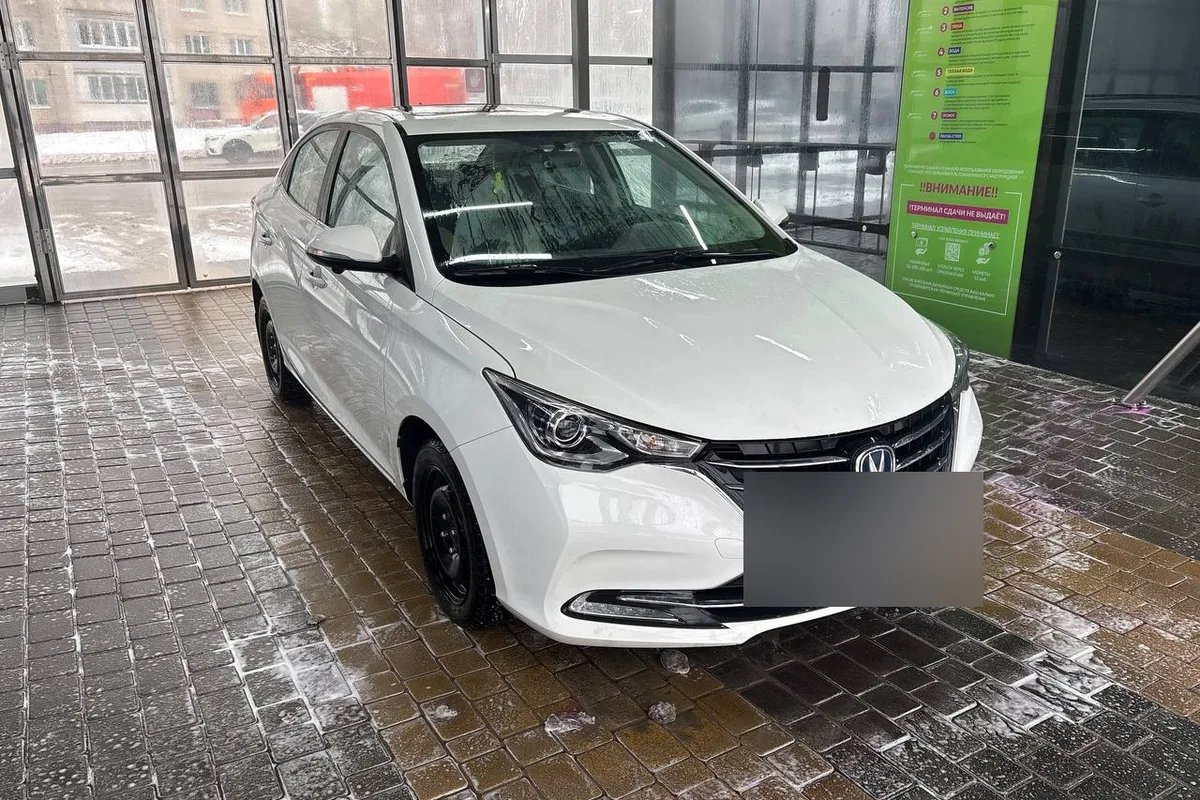 Белый Changan Alsvin в боксе мойки закрытого типа зимой