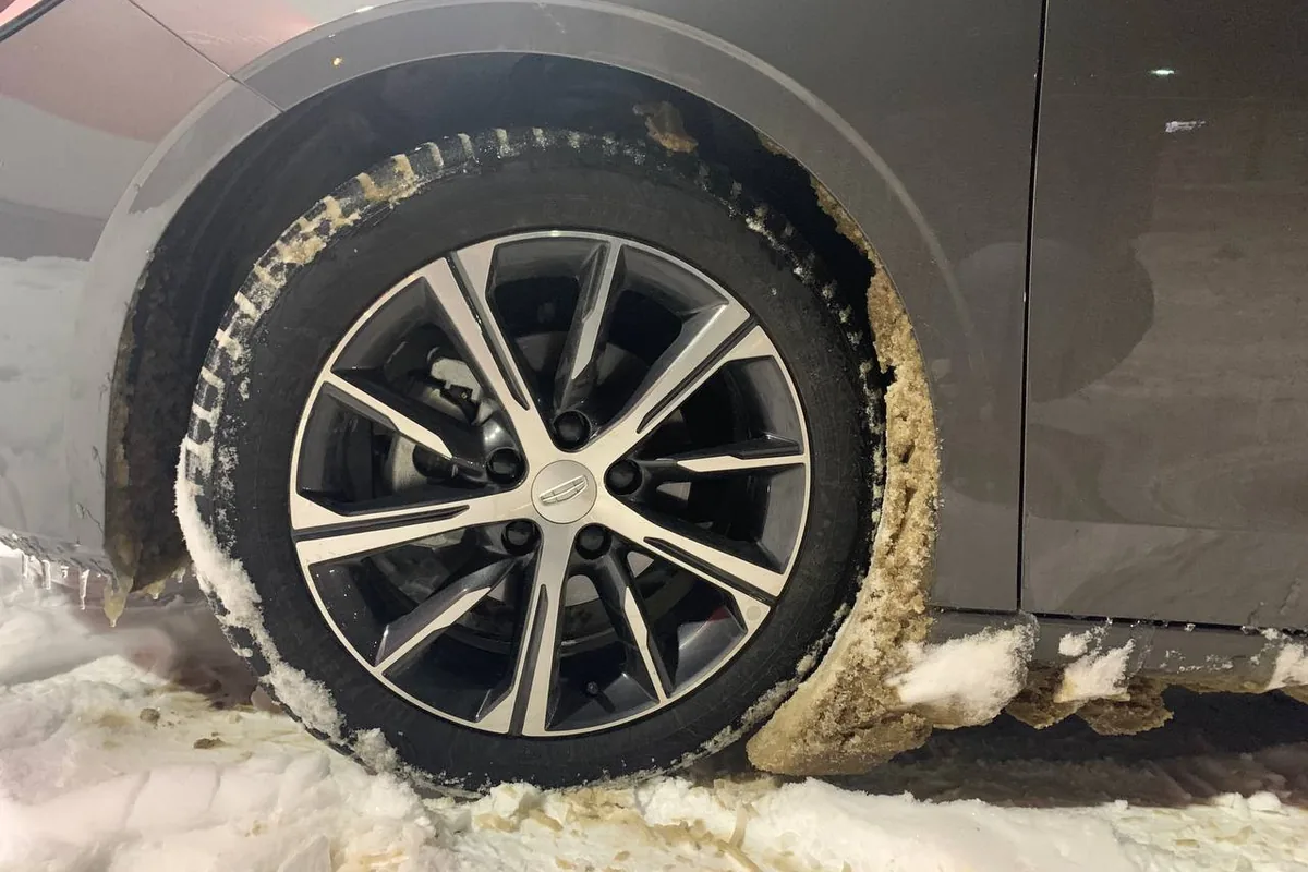 Снег и лёд, набившиеся в колёсную арку Geely Emgrand на 17-дюймовых колёсах