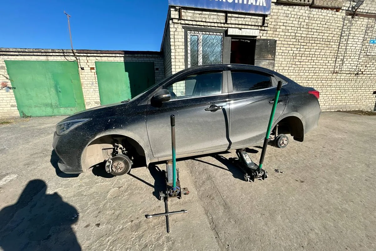 Changan Alsvin на домкрате у шиномонтажа: колёса сняты