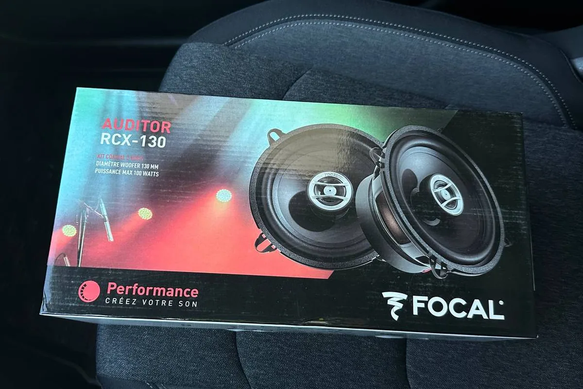 Коробка коаксиальных динамиков Focal Auditor RCX-130 диаметром 130 мм в салоне Geely Emgrand