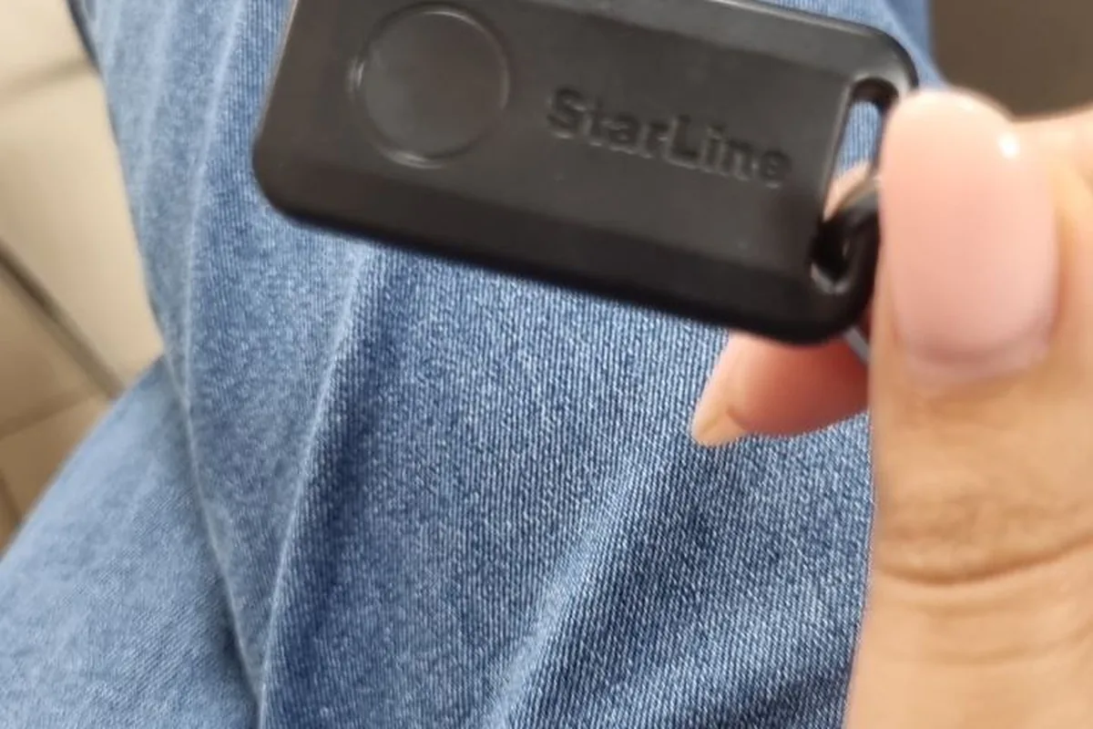 Метка сигнализации StarLine в руке