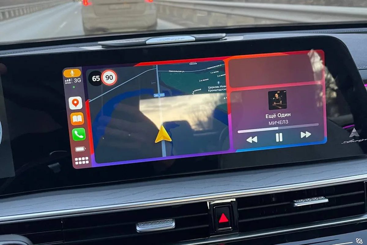 CarPlay с навигатором на экране Arrizo 8