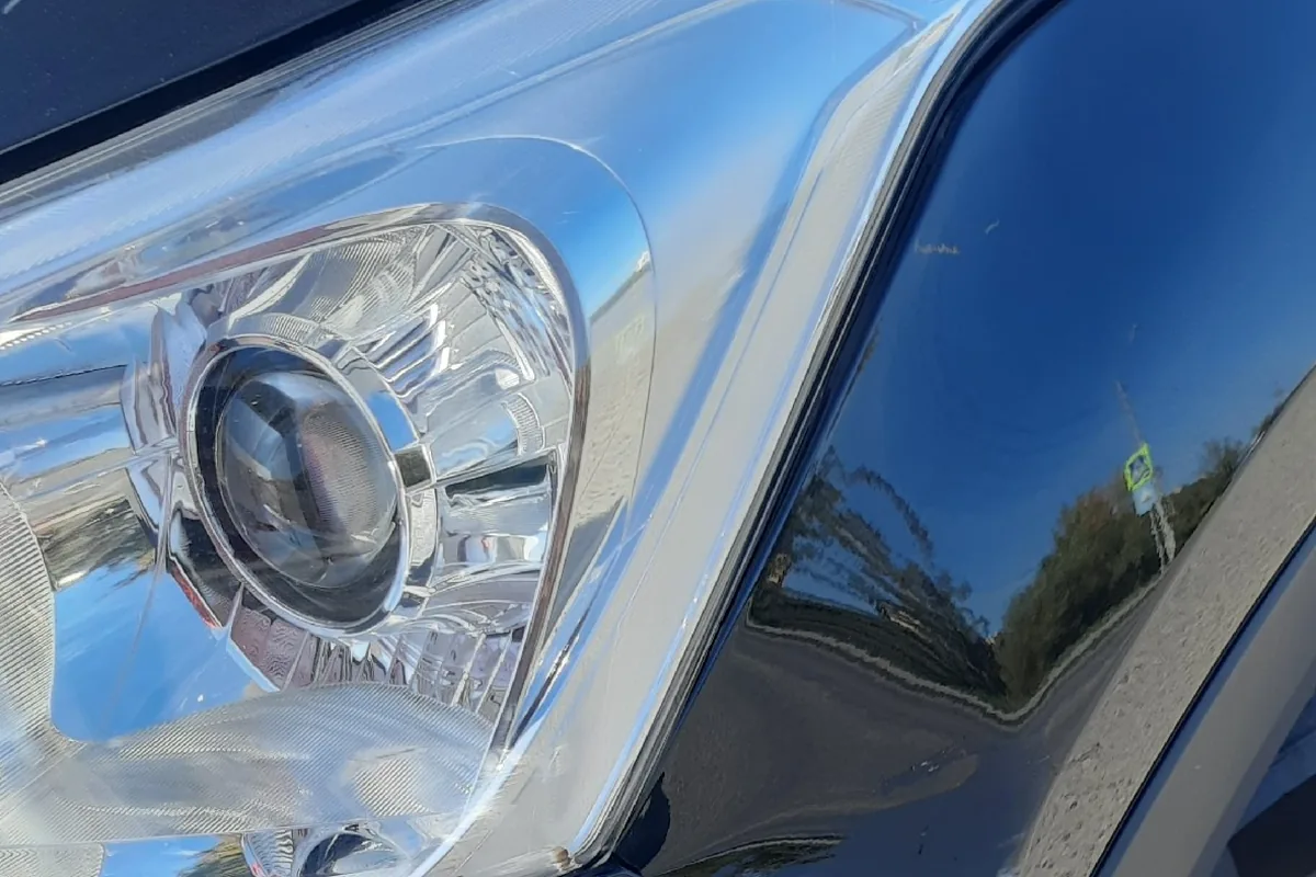 Повреждённая фара и крыло Hyundai Creta после ДТП