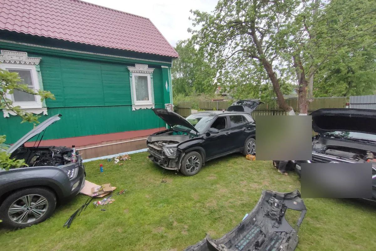 Hyundai Creta 2 со снятыми бамперами во дворе