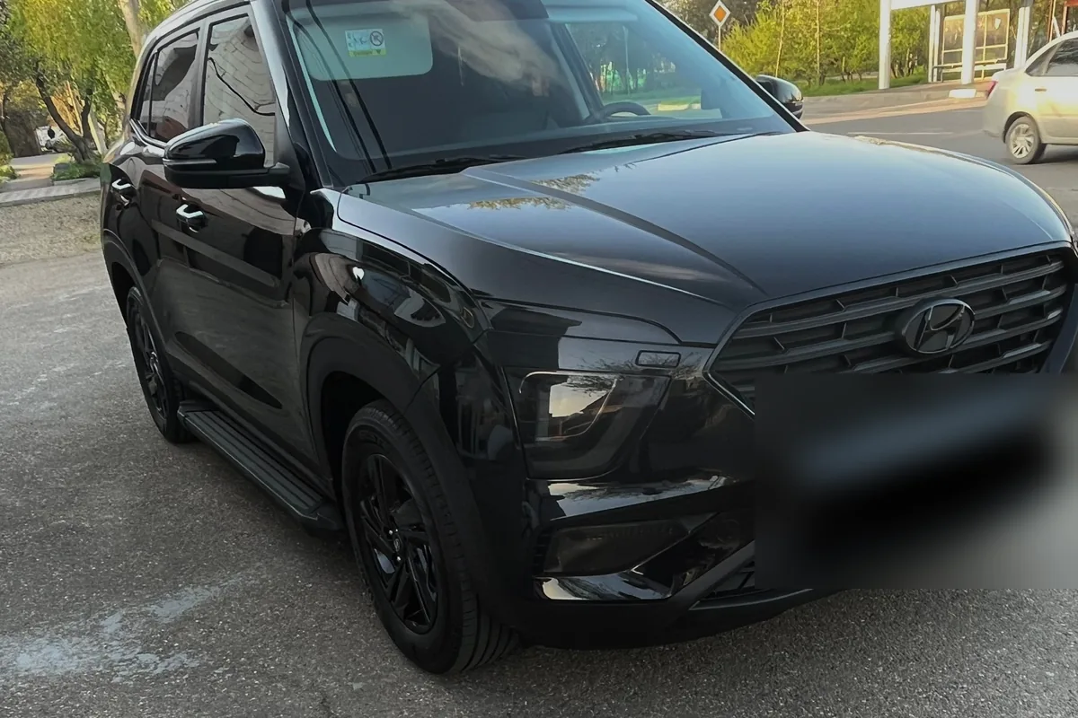Чёрная Hyundai Creta 2 с затемнёнными фарами