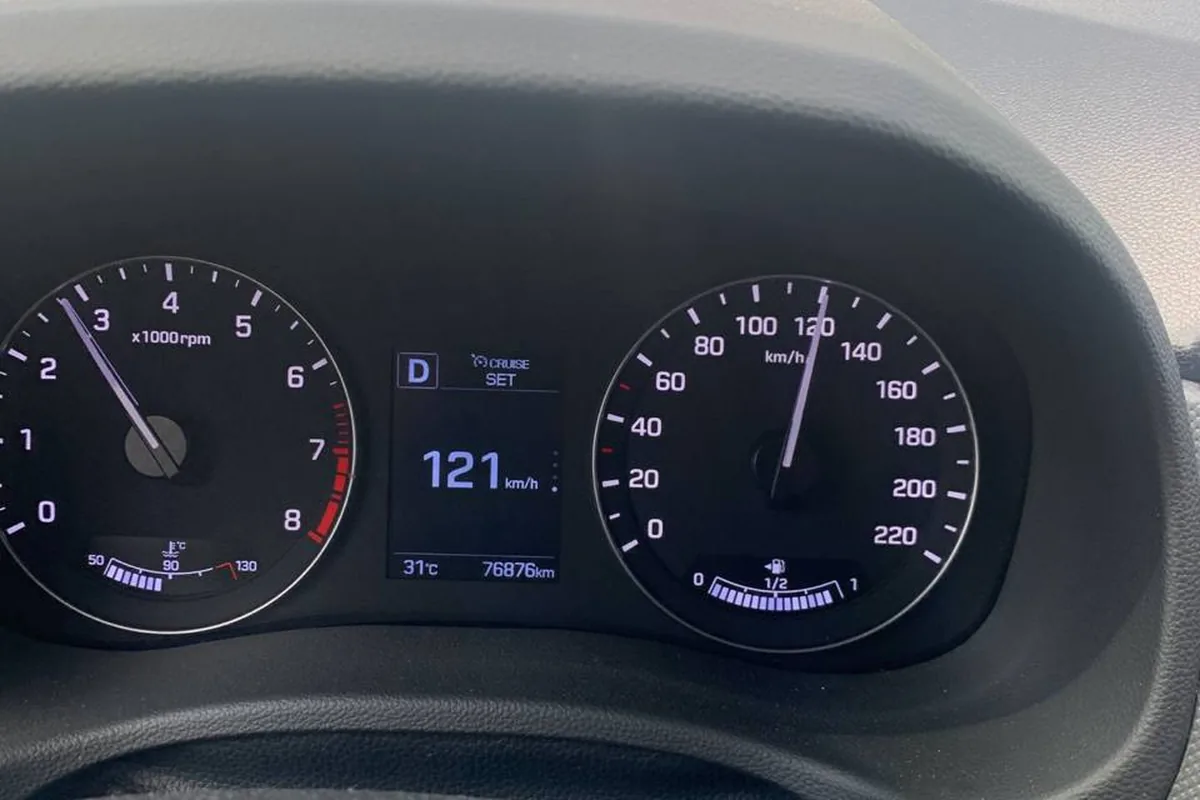 Приборка Hyundai Creta с указателем топлива на трассе
