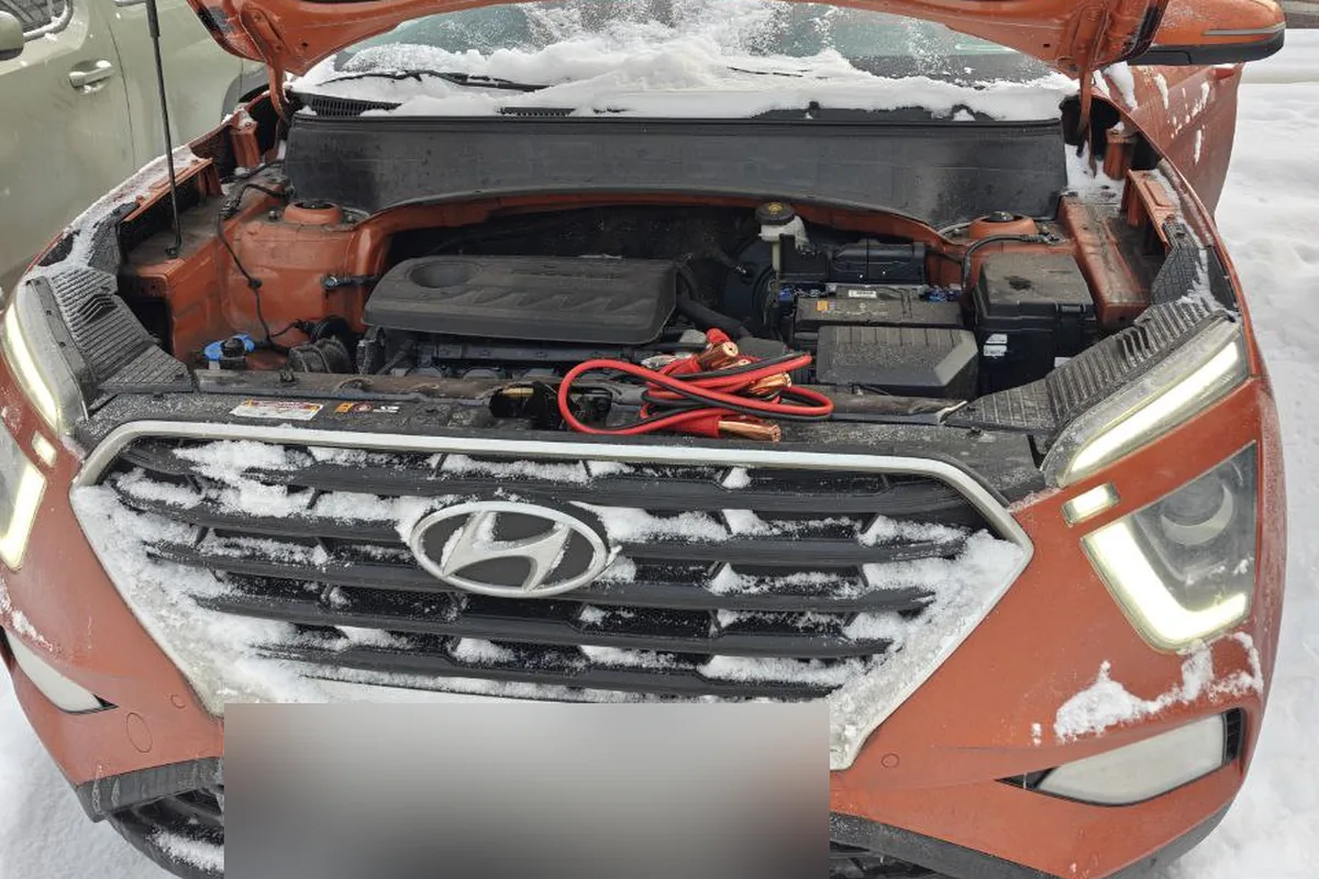 Hyundai Creta 2 с открытым капотом и проводами прикуривания