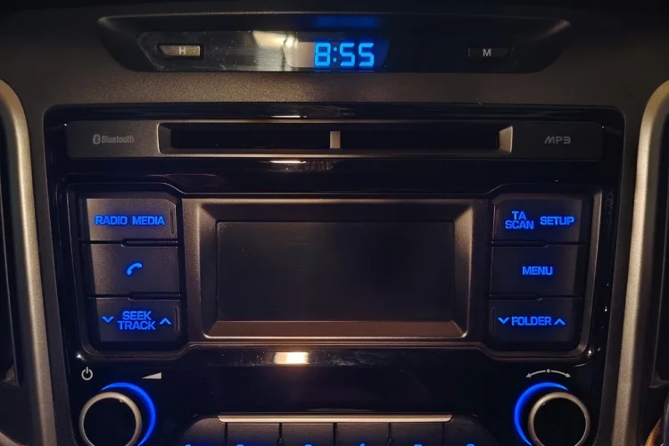 Штатная монохромная магнитола в Hyundai Creta 1