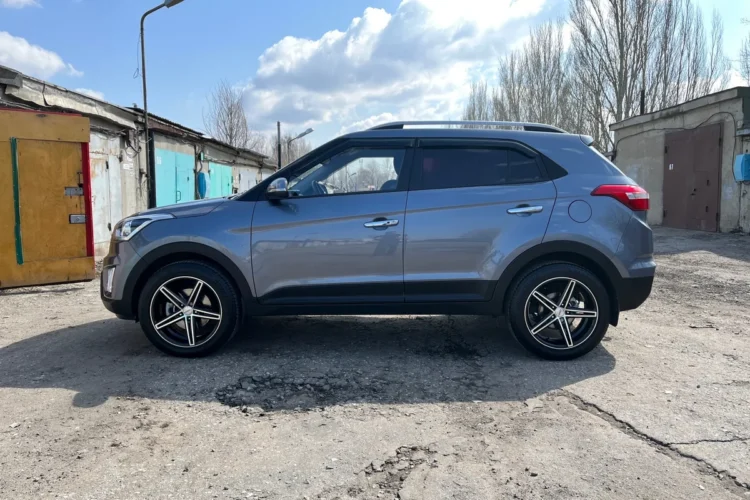 Hyundai Creta на 18-дюймовых дисках 8J ET35, вид сбоку