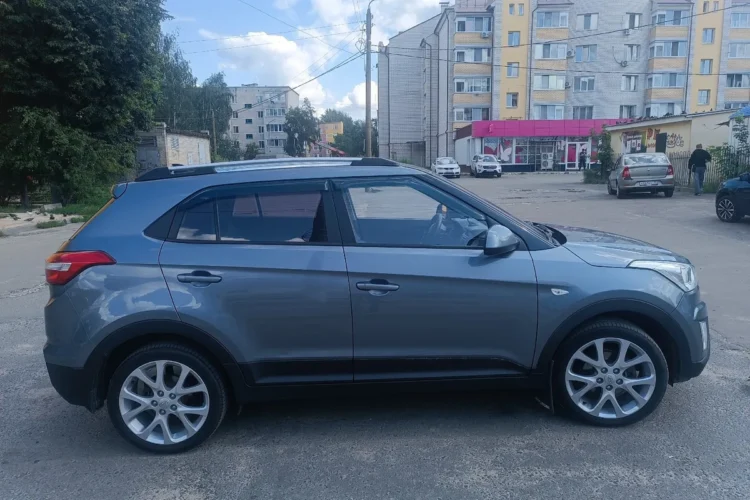 Серая Hyundai Creta на литых дисках, вид сбоку