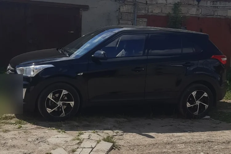 Тёмная Hyundai Creta на двухцветных литых дисках
