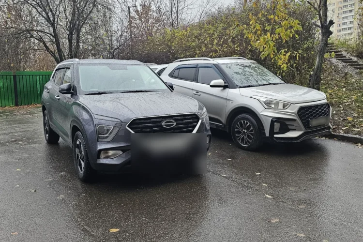 Hyundai Creta первого и второго поколения на парковке