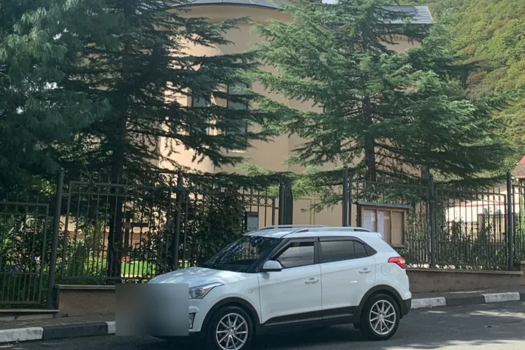 Белая Hyundai Creta на литых дисках у ограды