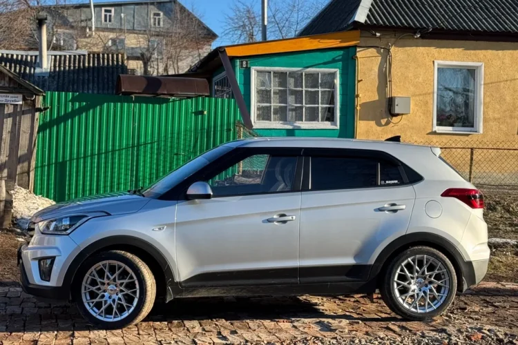 Серебристая Hyundai Creta в профиль на 18-дюймовых дисках