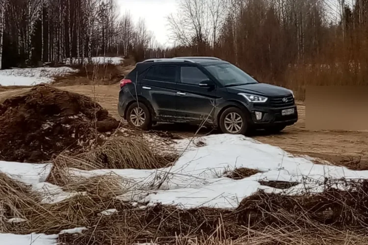 Тёмная Hyundai Creta на грунтовой дороге весной