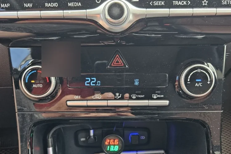 Блок климат-контроля Hyundai Creta в режиме AUTO