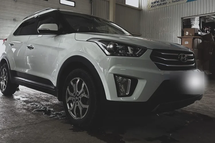 Белая Hyundai Creta первого поколения в боксе сервиса