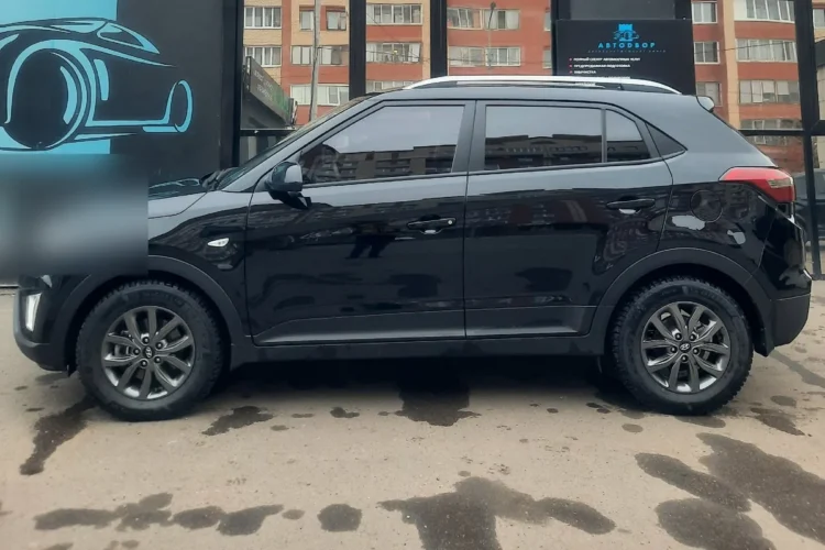 Чёрная Hyundai Creta первого поколения в профиль